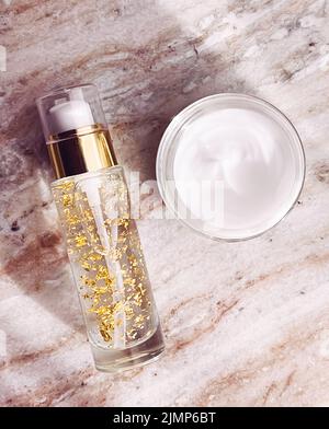 Hautpflege Kosmetik, Gesichtscreme Feuchtigkeitscreme Glas und goldene Serum-Emulsion in der Flasche, Beauty-Produkt Flatlay Stockfoto