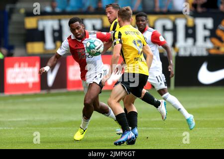 ARNHEM - (lr) Quinten Timber von Feyenoord, Maximilian Wittek von Vitesse, Enzo Cornelisse von Vitesse während des niederländischen Eredivisie-Spiels zwischen Vitesse und Feyenoord beim Gelredome am 7. August 2022 in Arnhem, Niederlande. ANP PIETER STAM DE YOUNG Stockfoto