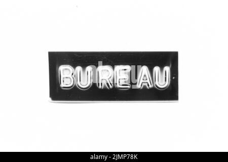 Schwarzes Farbbanner mit geprägtem Buchstaben und Wortbüro auf weißem Papierhintergrund Stockfoto