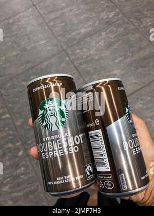 26.07.2022 Ukraine, Kharkiv, Supermarkt, zwei kalte Starbucks-Kaffees in der Hand. Stockfoto