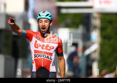 Leuven, Belgien. 07. August 2022. Der Belgier Victor Campenaerts von Lotto Soudal feiert am Sonntag, den 07. August 2022 in und um Leuven die erste Ausgabe des Radrennens „Tour of Leuven“ in Leuven. Nach der WM in der Stadt wird gemeinsam mit den Organisatoren des GP Memorial Jef Scherens ein neues Rennen veranstaltet. Das neue Rennen wurde Tour of Leuven - Memorial Jef Scherens genannt. BELGA FOTO DAVID PINTENS Kredit: Belga Nachrichtenagentur/Alamy Live News Stockfoto