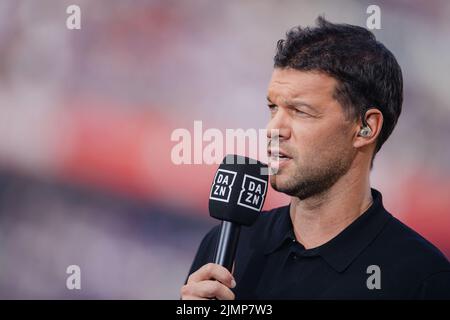 07. August 2022, Nordrhein-Westfalen, Köln: Fußball: Bundesliga, 1. FC Köln - FC Schalke 04, Matchday 1, RheinEnergieStadion. Michael Ballack, ehemaliger Fußballspieler und jetzt Experte des Pay-TV-Senders DAZN, spricht vor dem Spiel ins Mikrofon. Foto: Marius Becker/dpa - WICHTIGER HINWEIS: Gemäß den Anforderungen der DFL Deutsche Fußball Liga und des DFB Deutscher Fußball-Bund ist es untersagt, im Stadion und/oder des Spiels aufgenommene Fotos in Form von Sequenzbildern und/oder videoähnlichen Fotoserien zu verwenden oder zu verwenden. Stockfoto