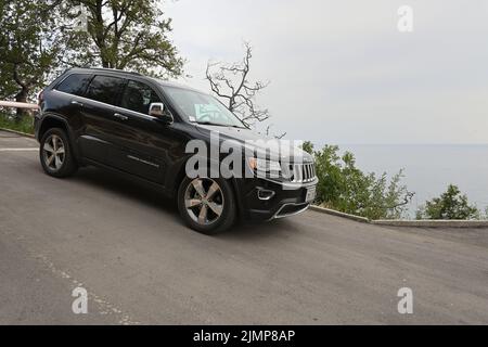 Drobnici, Montenegro - 5. Juni 2022: Grand Cherokke Jeep an der Adriaküste in Montenegro Stockfoto