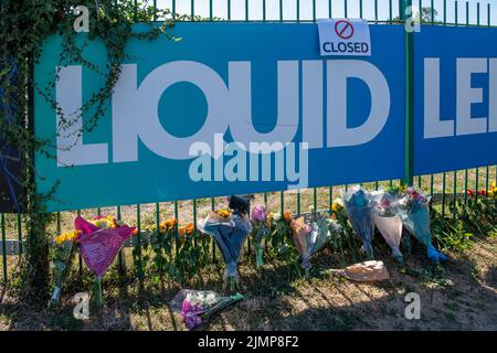 Datchet, UK. 7.. August 2022. Florale Ehrungen wurden außerhalb von Liquid Leisure Windsor hinterlassen. Tragischerweise starb gestern ein 11-jähriges Mädchen, nachdem es im Aquapark in Datchet, Bekshire, während einer Geburtstagsfeier in Schwierigkeiten geraten war. Das Kind wurde im Wexham Park Hospital für tot erklärt. Das Mädchen muss noch formell identifiziert werden und ihr Tod wird als ungeklärt behandelt. Der beliebte Aqua Park ist heute geschlossen. Quelle: Maureen McLean/Alamy Live News Stockfoto