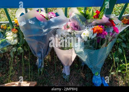 Datchet, UK. 7.. August 2022. Florale Ehrungen wurden außerhalb von Liquid Leisure Windsor hinterlassen. Tragischerweise starb gestern ein 11-jähriges Mädchen, nachdem es im Aquapark in Datchet, Bekshire, während einer Geburtstagsfeier in Schwierigkeiten geraten war. Das Kind wurde im Wexham Park Hospital für tot erklärt. Das Mädchen muss noch formell identifiziert werden und ihr Tod wird als ungeklärt behandelt. Der beliebte Aqua Park ist heute geschlossen. Quelle: Maureen McLean/Alamy Live News Stockfoto