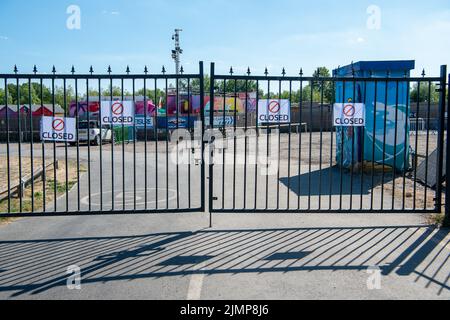 Datchet, UK. 7.. August 2022. Florale Ehrungen wurden außerhalb von Liquid Leisure Windsor hinterlassen. Tragischerweise starb gestern ein 11-jähriges Mädchen, nachdem es im Aquapark in Datchet, Bekshire, während einer Geburtstagsfeier in Schwierigkeiten geraten war. Das Kind wurde im Wexham Park Hospital für tot erklärt. Das Mädchen muss noch formell identifiziert werden und ihr Tod wird als ungeklärt behandelt. Der beliebte Aqua Park ist heute geschlossen. Quelle: Maureen McLean/Alamy Live News Stockfoto