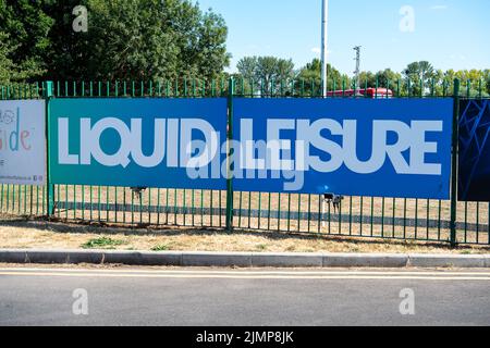 Datchet, UK. 7.. August 2022. Florale Ehrungen wurden außerhalb von Liquid Leisure Windsor hinterlassen. Tragischerweise starb gestern ein 11-jähriges Mädchen, nachdem es im Aquapark in Datchet, Bekshire, während einer Geburtstagsfeier in Schwierigkeiten geraten war. Das Kind wurde im Wexham Park Hospital für tot erklärt. Das Mädchen muss noch formell identifiziert werden und ihr Tod wird als ungeklärt behandelt. Der beliebte Aqua Park ist heute geschlossen. Quelle: Maureen McLean/Alamy Live News Stockfoto