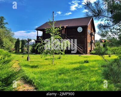 Schönes modernes Blockhaus in der Parkanlage in der Ukraine Stockfoto