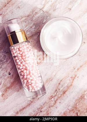 Hautpflege Kosmetik, Gesichtscreme Feuchtigkeitscreme Glas und goldene Serum-Emulsion in der Flasche, Beauty-Produkt Flatlay Stockfoto