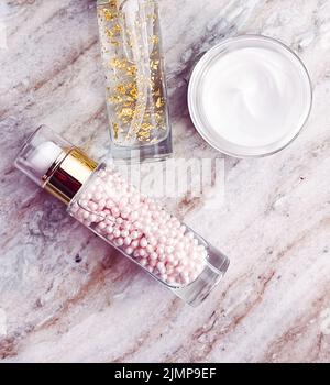 Hautpflegeprodukte, Gesichtscreme-Feuchtigkeitscreme-Glas und goldene Serumemulsion in Flaschen, Beauty-Produkt Flatlay Stockfoto