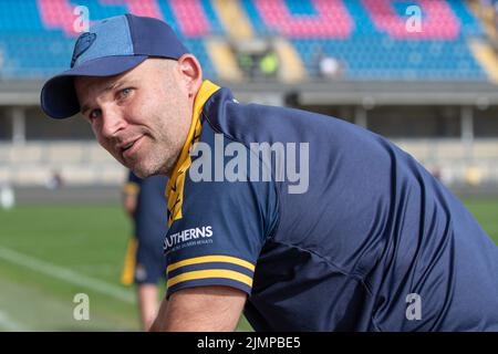 Leeds, Großbritannien. 07. August 2022. Rohan Smith Cheftrainer von Leeds Rhinos chattet nach dem Spiel in Leeds, Vereinigtes Königreich am 8/7/2022 mit Leeds-Nashörnern. (Foto von James Heaton/News Images/Sipa USA) Quelle: SIPA USA/Alamy Live News Stockfoto