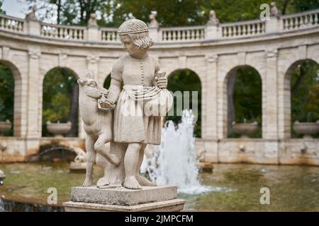 Figuren aus dem Märchen BrÃ¼derchen und Schwestern am Märchenbrunnen in Berlin Stockfoto