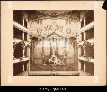 Seeling Heinrich (1852-1932), Schauspielhaus in Frankfurt/Main (1899): Blick auf den Zuschauerraum gegen die Bühne. Foto auf Papier, auf Karton, 63,2 x 78,2 cm (inklusive Scankanten) Versiegelung Heinrich (1852-1932): Schauspielhaus, Frankfurt/Main Stockfoto