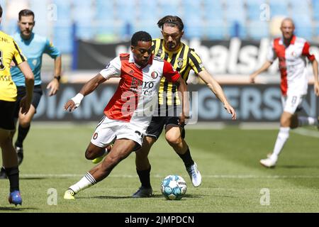 ARNHEM - (lr) Quinten Timber von Feyenoord, Toni Domgjoni von Vitesse während des niederländischen Eredivisie-Spiels zwischen Vitesse und Feyenoord beim Gelredome am 7. August 2022 in Arnhem, Niederlande. ANP PIETER STAM DE YOUNG Stockfoto