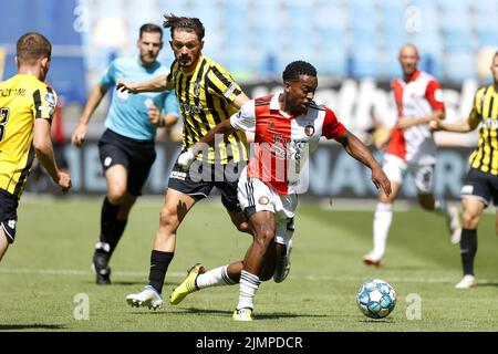 ARNHEM - (lr) Toni Domgjoni von Vitesse, Quinten Timber von Feyenoord beim niederländischen Eredivisie-Spiel zwischen Vitesse und Feyenoord am 7. August 2022 in Arnhem, Niederlande. ANP PIETER STAM DE YOUNG Stockfoto