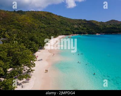 Praslin Seychellen tropische Insel mit Stränden und Palmen, Anse Lazio Strand, Palmen steht über verlassenen tropischen Stockfoto