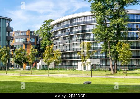Druskininkai, Litauen - 03. August 2022: Moderner zeitgenössischer europäischer Komplex von Wohnhäusern Stockfoto