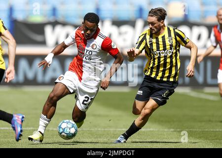 ARNHEM - (lr) Quinten Timber von Feyenoord, Toni Domgjoni von Vitesse während des niederländischen Eredivisie-Spiels zwischen Vitesse und Feyenoord beim Gelredome am 7. August 2022 in Arnhem, Niederlande. ANP PIETER STAM DE YOUNG Stockfoto