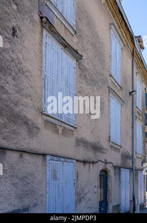 Blau gestrichene Fenster aus Holz auf einem terrassenförmigen Gebäude der Altstadt Stockfoto