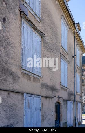 Blau gestrichene Fenster aus Holz auf einem terrassenförmigen Gebäude der Altstadt Stockfoto