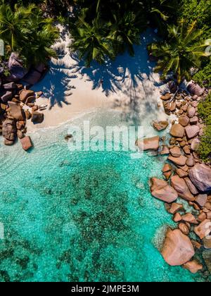 Praslin Seychellen tropische Insel mit Stränden und Palmen, Anse Lazio Strand, Palmen steht über verlassenen tropischen Stockfoto