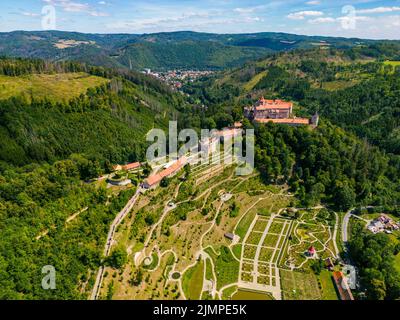 Luftdrohnen fliegen in der Nähe des Schlosses Pernstejn, Tschechische Republik. Vysocina Region in der Nähe des Dorfes Nedvedice. Sommertag mit Sonne und blauem Himmel. Grüne Natur Stockfoto