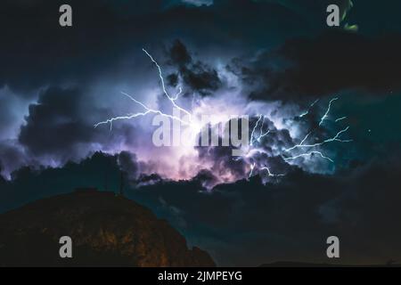 Riesiger Blitzschlag während des nächtlichen Gewitters in den Dolomiten. Italien, Dolomiten. Stockfoto