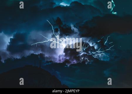 Riesiger Blitzschlag während des nächtlichen Gewitters in den Dolomiten. Italien, Dolomiten. Stockfoto