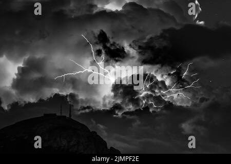 Riesiger Blitzschlag während des nächtlichen Gewitters in den Dolomiten. Italien, Dolomiten. Stockfoto