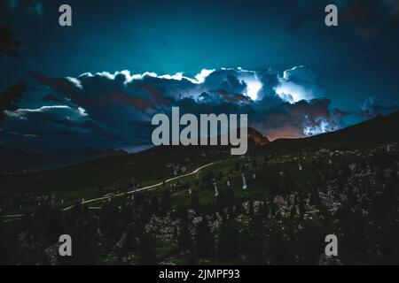 Nächtliches Gewitter zieht durch die Dolomiten. Italien, Dolomiten. Stockfoto