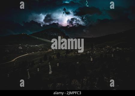 Riesiger Blitzschlag während des nächtlichen Gewitters in den Dolomiten. Italien, Dolomiten. Stockfoto