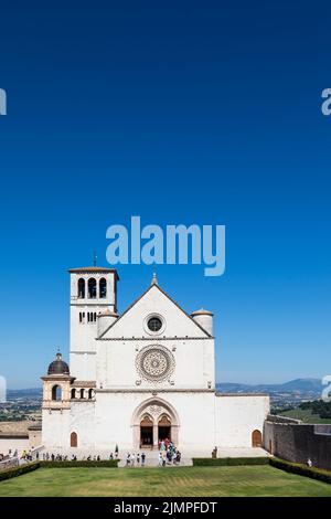 Assisi Dorf in Umbrien, Italien. Die wichtigste italienische Basilika, die dem Heiligen Franziskus geweiht ist - San Francesco. Stockfoto