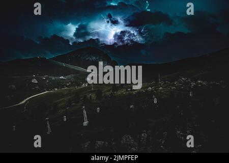 Riesiger Blitzschlag während des nächtlichen Gewitters in den Dolomiten. Italien, Dolomiten. Stockfoto