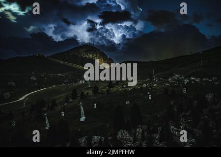 Riesiger Blitzschlag während des nächtlichen Gewitters in den Dolomiten. Italien, Dolomiten. Stockfoto