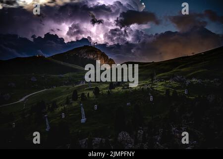 Riesiger Blitzschlag während des nächtlichen Gewitters in den Dolomiten. Italien, Dolomiten. Stockfoto