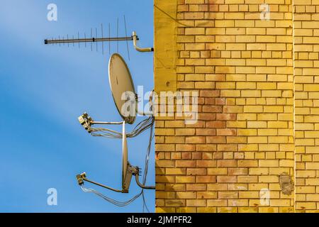 An der Hauswand angebrachte TV-Antennen Stockfoto