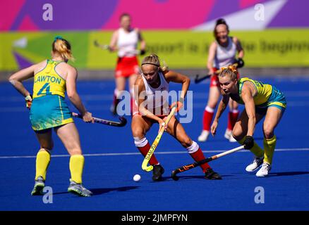 Die Engländerin Lily Walker (Mitte) und die Australierin Stephanie Kershaw (rechts) in Aktion während des Gold Medal Hockey-Spiels der Frauen im Hockey and Squash Center der University of Birmingham am zehnten Tag der Commonwealth Games 2022 in Birmingham. Bilddatum: Sonntag, 7. August 2022. Stockfoto