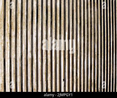 Alte strukturierte Betonwand mit vertikalen Linien und Streifenmuster Stockfoto