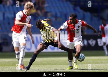 ARNHEM - (lr) Marcus Holmgren Pedersen von Feyenoord, Mohamed Sankoh von Vitesse, Quinten Timber von Feyenoord während des niederländischen Eredivisie-Spiels zwischen Vitesse und Feyenoord am 7. August 2022 beim Gelredome in Arnhem, Niederlande. ANP PIETER STAM DE YOUNG Stockfoto