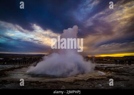 Geysir-Geysir und Sonnenaufgang (Island) Stockfoto