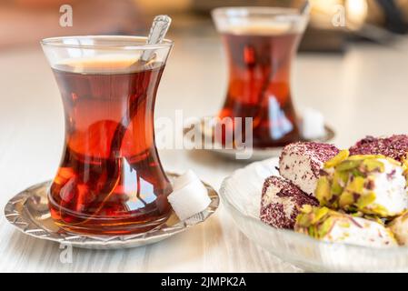 Türkische Teetasse im traditionellen Stil mit türkischem Delay auf dem Tisch Stockfoto
