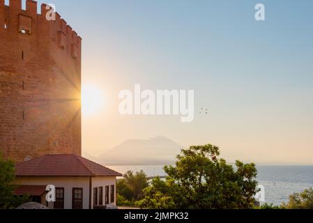 Festungsmauer auf einem Berg mit Blick auf das Meer in Alanya Stockfoto