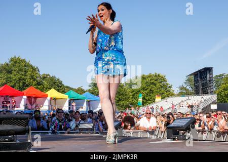 Brighton, Großbritannien . 07. August 2022. City of Brighton and Hove, Sophie Ellis Bextor beim Brighton Pride 2022, We are Fabuloso. 7.. August 2022 Quelle: David Smith/Alamy Live News Stockfoto