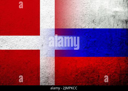 Nationalflagge der Russischen Föderation mit dem Königreich Dänemark Nationalflagge. Grungen Hintergrund Stockfoto