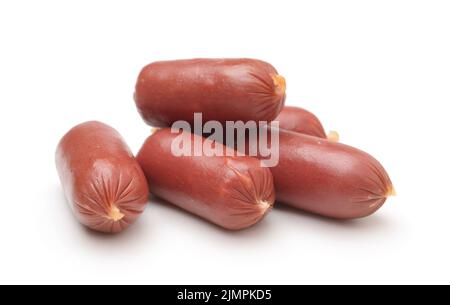 Haufen kleiner geräucherter Würstchen auf Weiß isoliert. Stockfoto