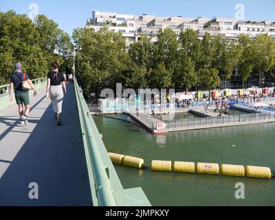 Der kostenlose Swimmingpool, der im Sommer am Bassin de la Vilette, nördlich von Paris, während Paris-Plage installiert wurde Stockfoto