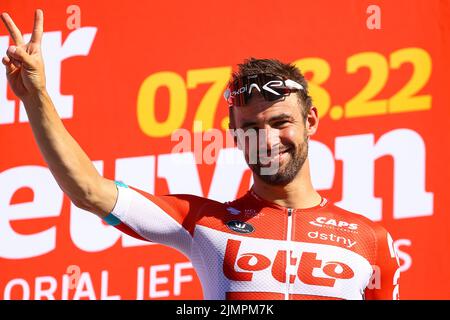 Leuven, Belgien. 07. August 2022. Der Belgier Victor Campenaerts von Lotto Soudal feiert auf dem Podium nach dem Gewinn der ersten Ausgabe des Radrennens „Tour of Leuven“ in Leuven am Sonntag, 07. August 2022 in und um Leuven. Nach der WM in der Stadt wird gemeinsam mit den Organisatoren des GP Memorial Jef Scherens ein neues Rennen veranstaltet. Das neue Rennen wurde Tour of Leuven - Memorial Jef Scherens genannt. BELGA FOTO DAVID PINTENS Kredit: Belga Nachrichtenagentur/Alamy Live News Stockfoto