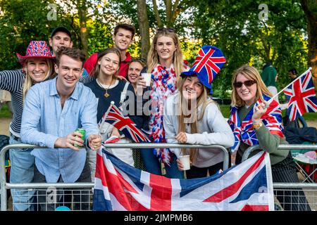 Eine Gruppe junger britischer Menschen zelten über Nacht in der Mall, um Sich einen guten Aussichtspunkt zu erblicken, um die Queen's Birthday Parade zu beobachten, London, Großbritannien. Stockfoto