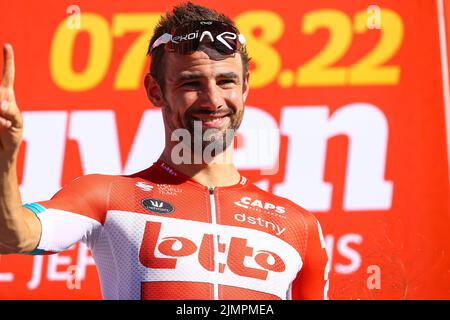 Leuven, Belgien. 07. August 2022. Der Belgier Victor Campenaerts von Lotto Soudal feiert auf dem Podium nach dem Gewinn der ersten Ausgabe des Radrennens „Tour of Leuven“ in Leuven am Sonntag, 07. August 2022 in und um Leuven. Nach der WM in der Stadt wird gemeinsam mit den Organisatoren des GP Memorial Jef Scherens ein neues Rennen veranstaltet. Das neue Rennen wurde Tour of Leuven - Memorial Jef Scherens genannt. BELGA FOTO DAVID PINTENS Kredit: Belga Nachrichtenagentur/Alamy Live News Stockfoto