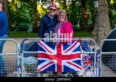 Ein Paar mittleren Alters zelte über Nacht in der Mall für Einen guten Aussichtspunkt vor der Queen's Birthday Parade, London, Großbritannien. Stockfoto